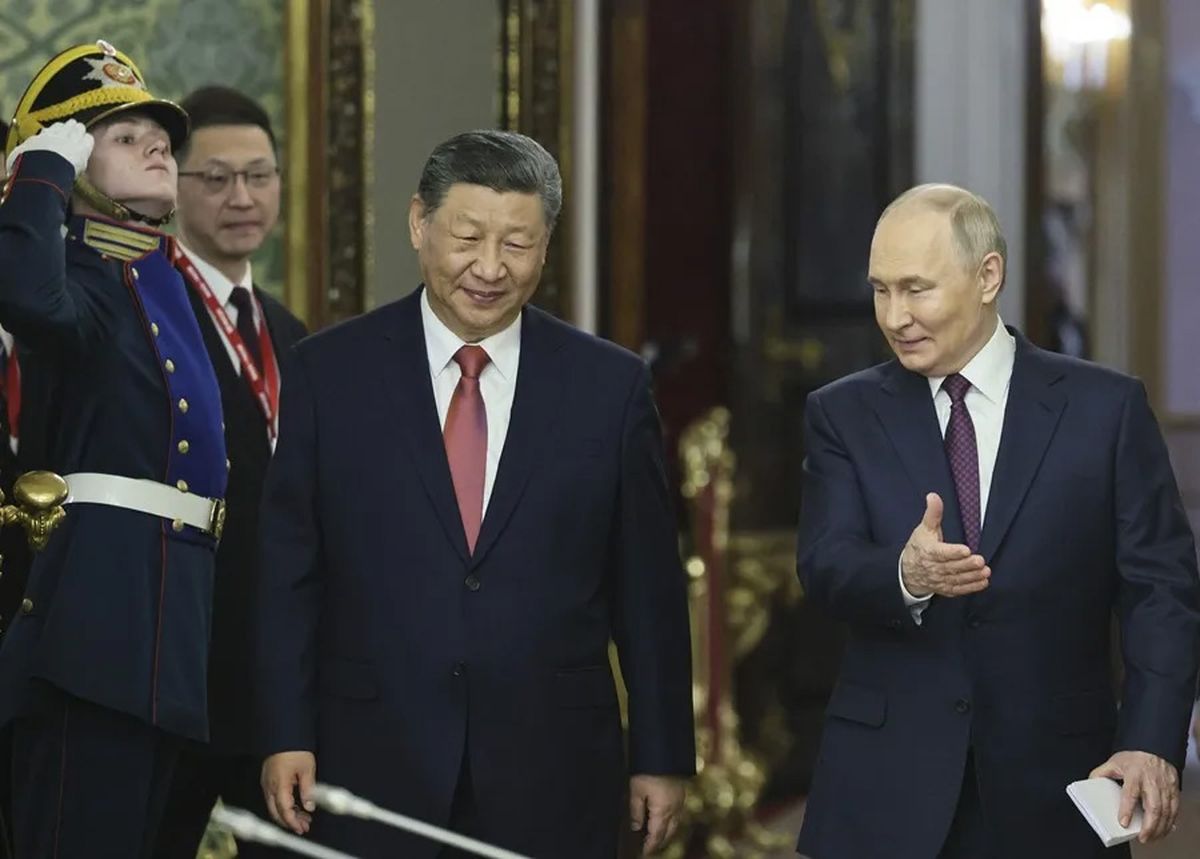 El presidente chino, Xi Jinping, en el Kremlin este jueves fue recibido por el mandatario ruso, Vladimir Putin. Crédito: EFE/Yuri Kochetkov / POOL. El presidente chino, Xi Jinping, en el Kremlin este jueves fue recibido por el mandatario ruso, Vladimir Putin. Crédito: EFE/Yuri Kochetkov / POOL.