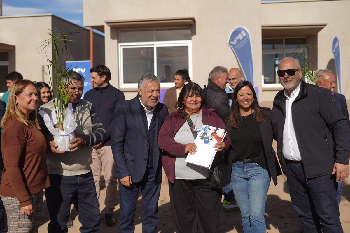 Funcionarios del Gobierno junto a una mujer beneficiada. Funcionarios del Gobierno junto a una mujer beneficiada.