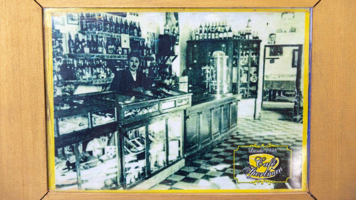 La imagen del pasado. Alberto Zamora detrás de la barra del Sportman, su vieja cafetera, el piso ajedrezado, y a la derecha se entrevé el otro salón, con los billares y el sapo.