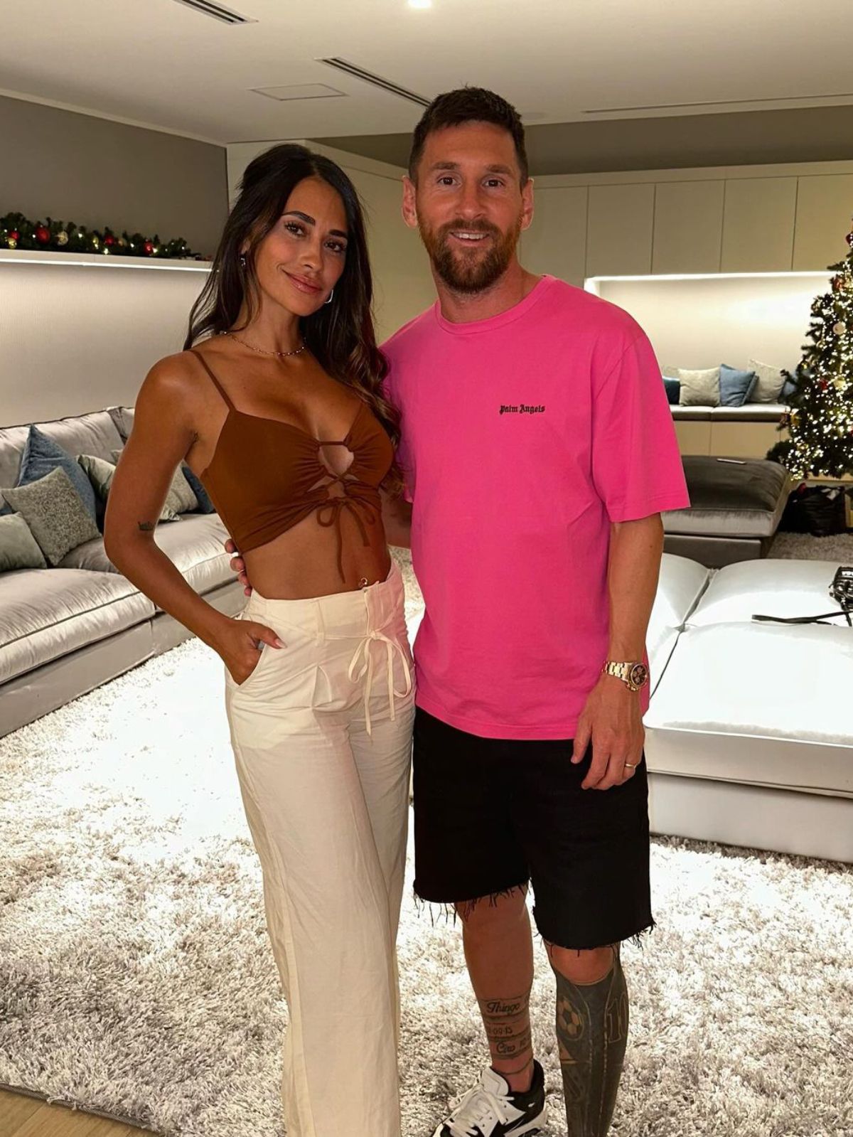 Sencilla elegancia mostraron Antonela Roccuzzo y Lionel Messi en su posteo de Año Nuevo. Sencilla elegancia mostraron Antonela Roccuzzo y Lionel Messi en su posteo de Año Nuevo.
