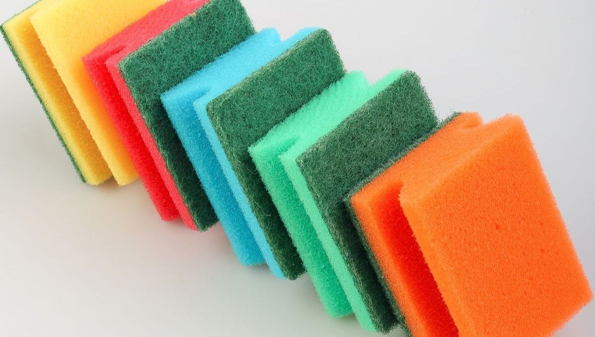 Usando un poco de sal podrás recuperar las esponjas de cocina. 