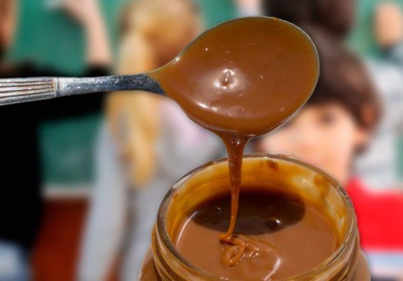 Un docente le untó dulce de leche en la cara a un alumno porque se portó mal