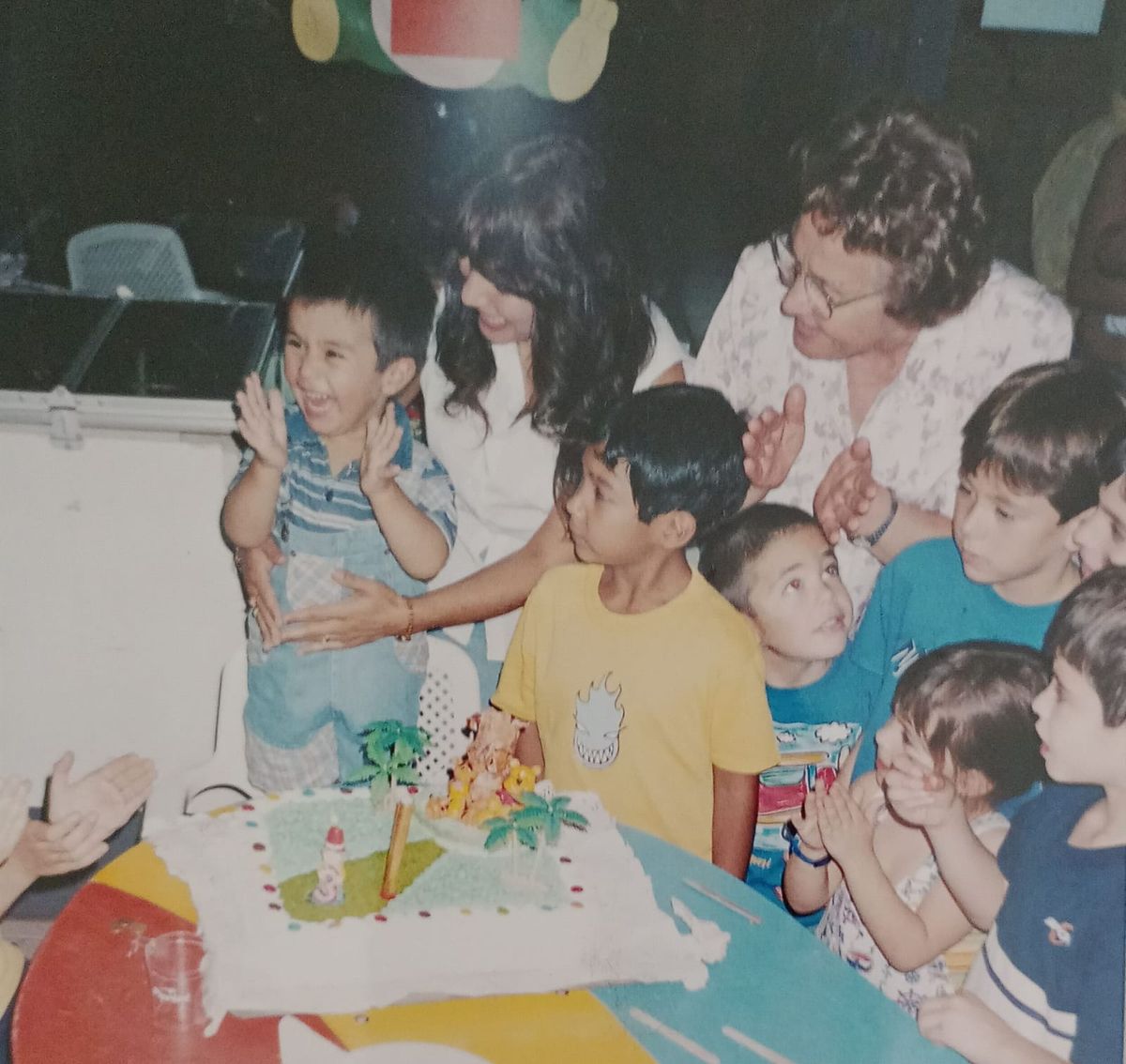 Santiago (izquierda, con remera de rayas) junto a su mamá Marcela y el resto de la familia y amigos. Acaba de cumplir tres años y de llegar a la familia Funes, su expresión de felicidad lo dice todo Santiago (izquierda, con remera de rayas) junto a su mamá Marcela y el resto de la familia y amigos. Acaba de cumplir tres años y de llegar a la familia Funes, su expresión de felicidad lo dice todo