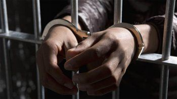 Secuestró a su ex y la llevaba atada de pies y manos en un auto