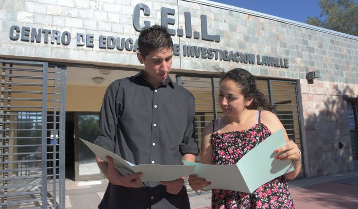 La DGE aprobó tres opciones para la modalidad combinada de cursado en las carreras presenciales que se dictan en los IES.