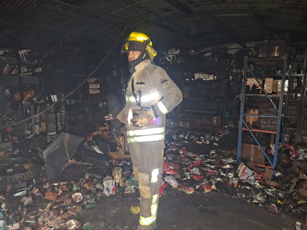Un bombero observa los daños. Un bombero observa los daños.
