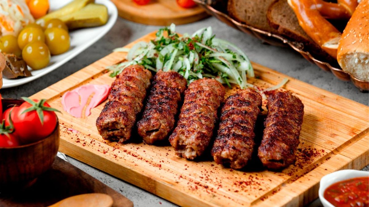 El kebab es una receta tradicional de Medio Oriente que lleva carne y una gran variedad de especias. Foto: recetasarabes.