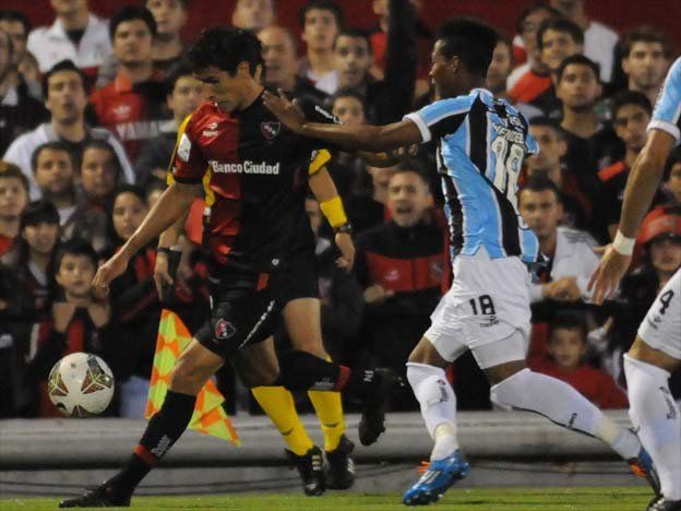Newells igualó con Gremio y complicó su clasificación