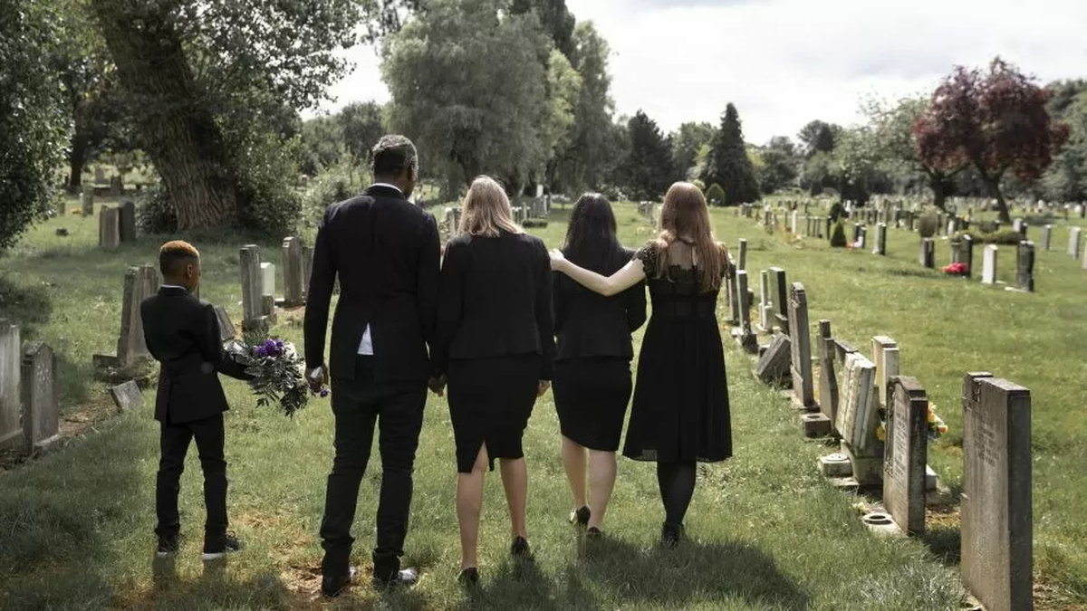 Los herederos de una persona fallecida son quienes se quedan, generalmente, con sus bienes materiales. Los herederos de una persona fallecida son quienes se quedan, generalmente, con sus bienes materiales.