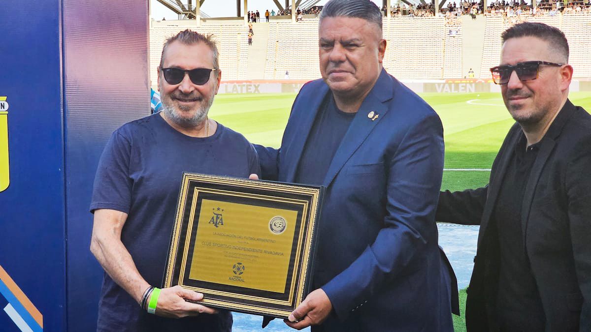 Daniel Vila recibió de manos de Chiqui Tapia una plaqueta por jugar la final de la Primera Nacional (UNO/Nicolás Ríos)