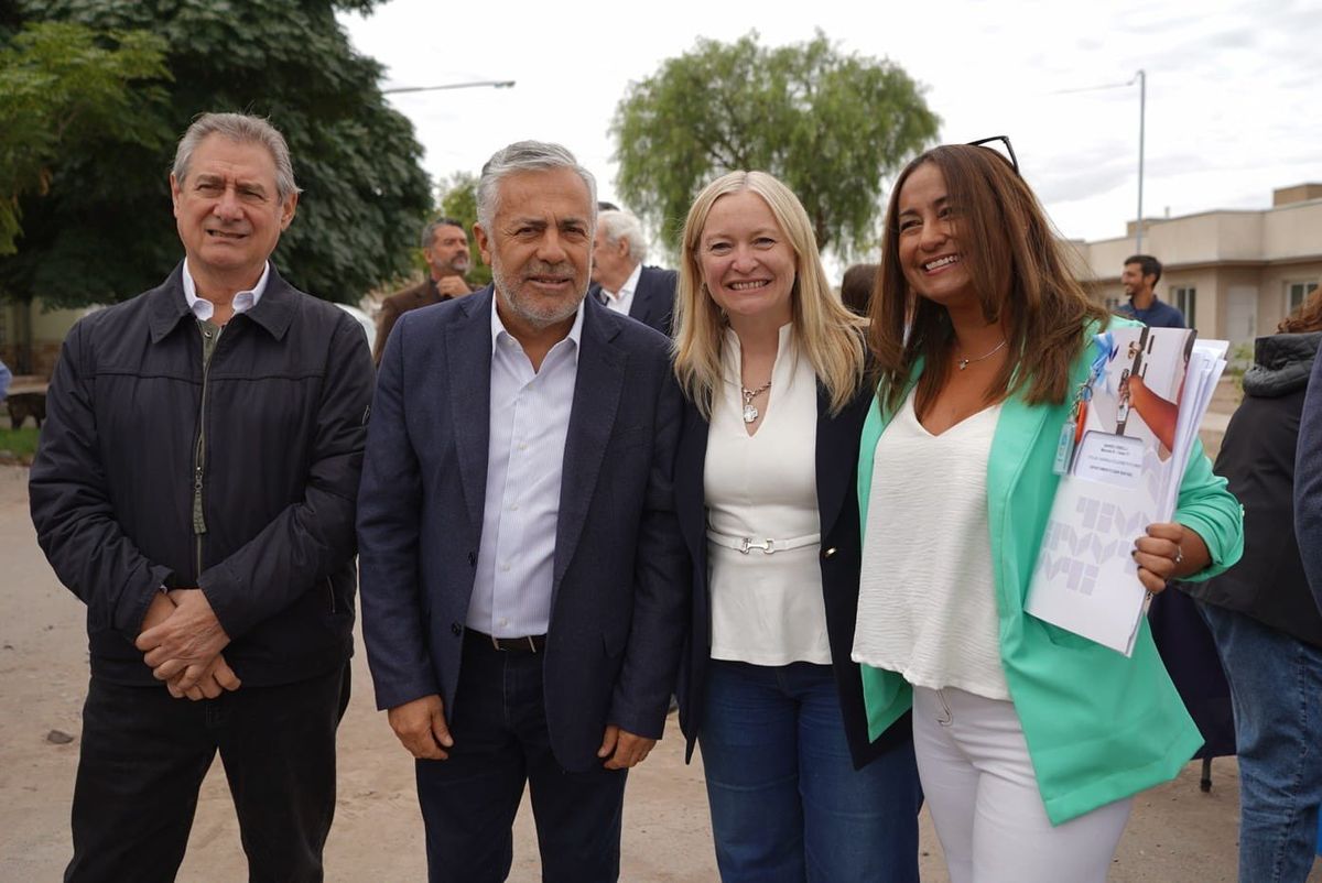 La directora del hospital Schestakow el martes cuando recibió su casa del Instituto Provincial de la Vivienda (IPV).