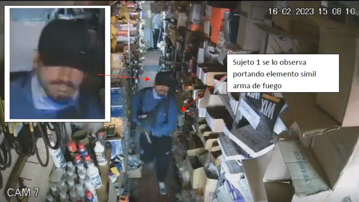 Quien sería Zurdo Romero también se dirige hacia la casa familiar portando un arma de fuego.