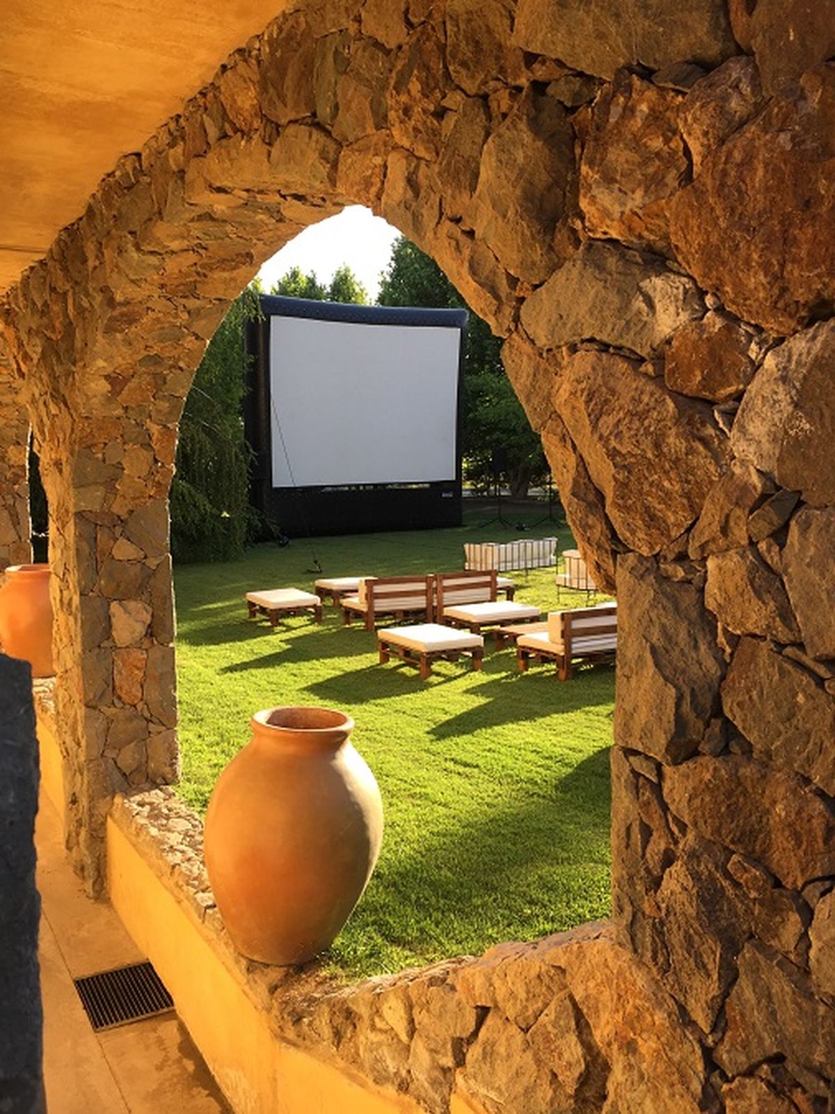 El ciclo de cine outdoor en bodegas presenta su XII edición. El ciclo de cine outdoor en bodegas presenta su XII edición.