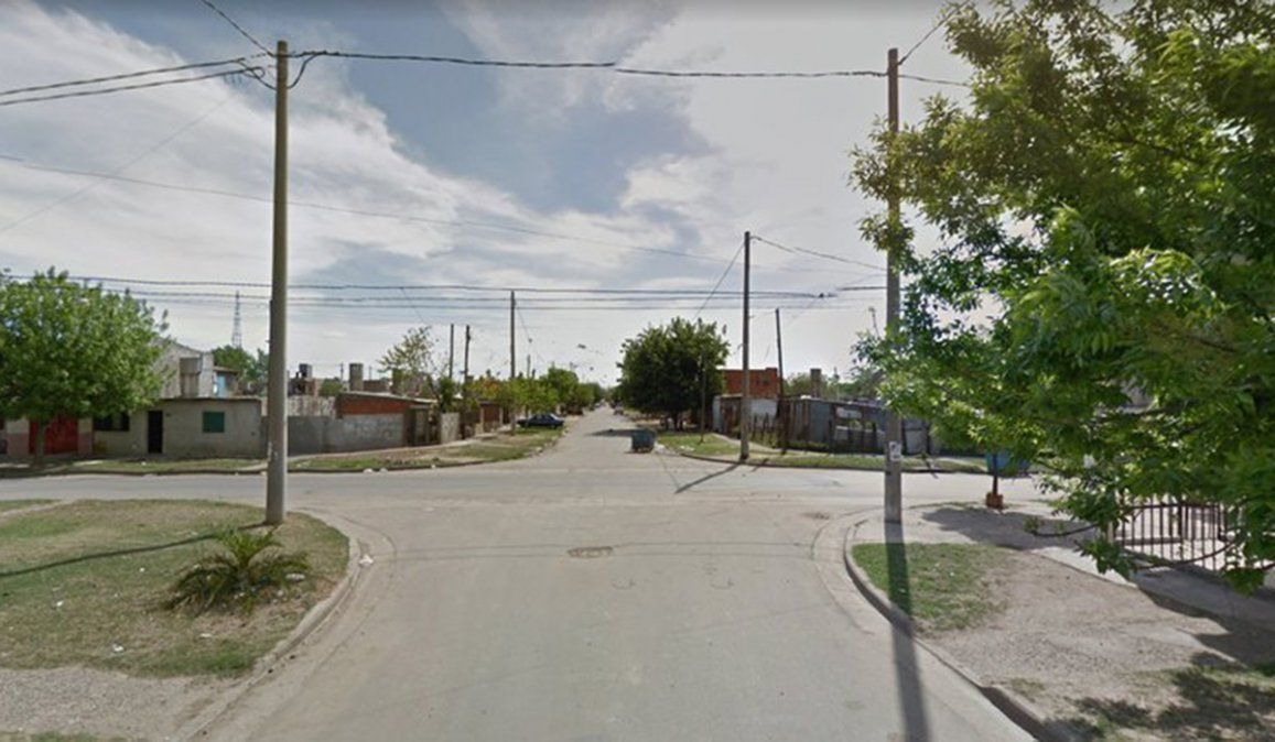 Las autoridades judiciales ordenaron detener a un segundo sospechoso de abusar a una chica de 15 años tras el cumpleaños. La adolescente fue encontrada en esta esquina de un barrio de Rosario