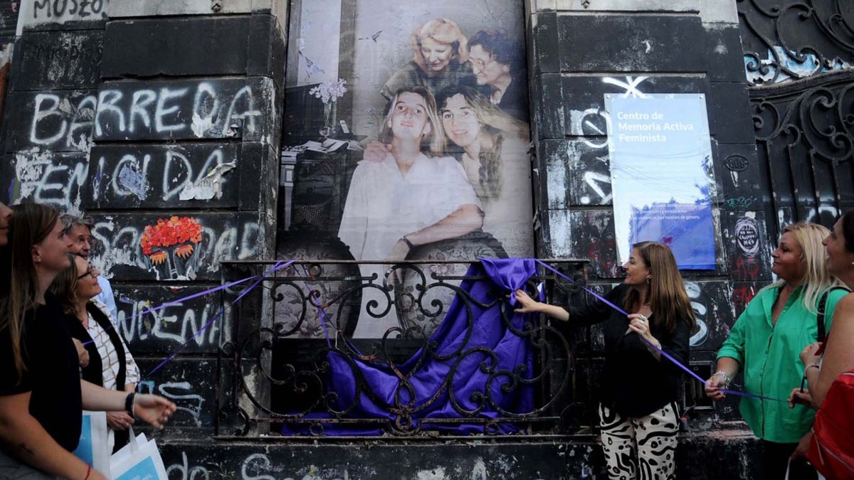 En el acto donde se visibilizó la casa donde tuvo lugar el femicidio, en La Plata, asistieron autoridades platenses y amigas de las mujeres asesinadas
