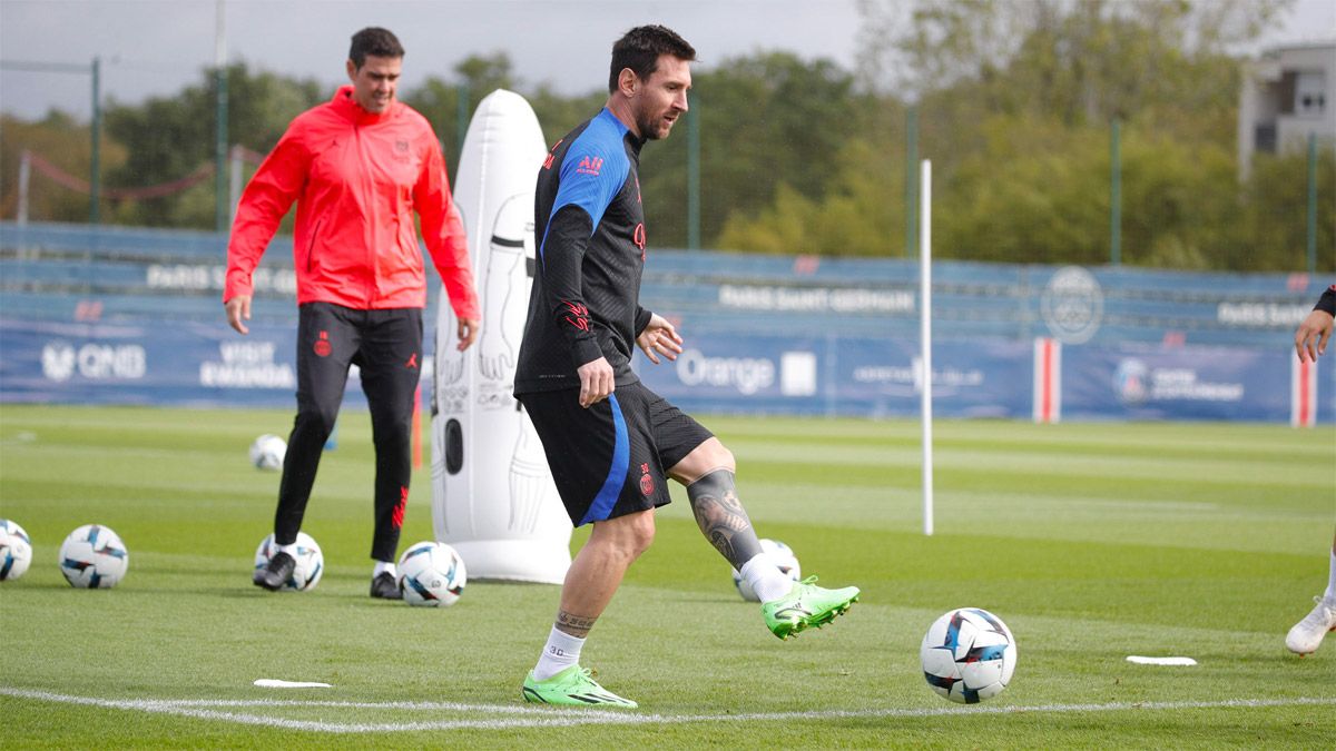 Messi muestra su talento en la práctica del PSG.