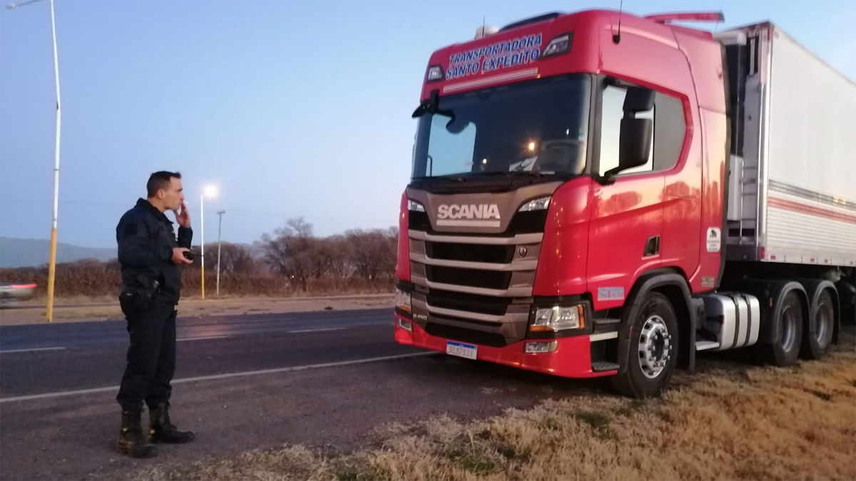 El Comisario López de Coquimbito logró detener la marcha del camión que iba en contramano.