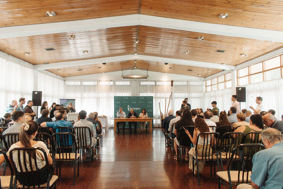 El viernes pasado al mediodía en el Hotel Turismo Tupungato, se realizó el Acto de Apertura de sobres de la licitación de la obra donde se presentaron 9 oferentes. El viernes pasado al mediodía en el Hotel Turismo Tupungato, se realizó el Acto de Apertura de sobres de la licitación de la obra donde se presentaron 9 oferentes.
