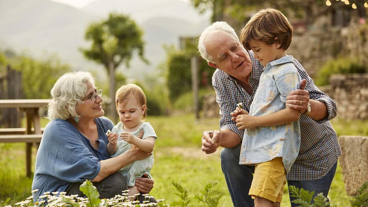 Los abuelos tienen un beneficio al cuidar a los nietos, seg&uacute;n un nuevo descubrimiento.