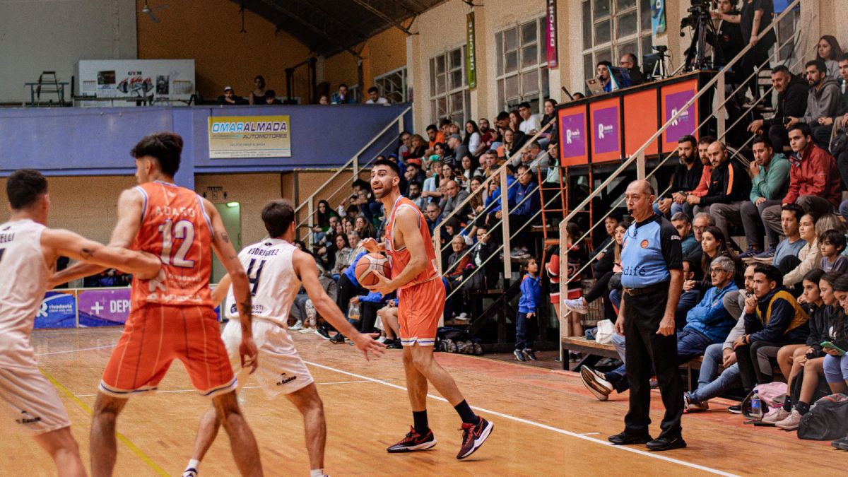 Rivadavia Básquet barrió la serie reclasificatoria frente a Montmarte de Catamarca y quedó entre los mejores de la Conferencia Norte de la Liga Argentina de Básquetbol. Rivadavia Básquet barrió la serie reclasificatoria frente a Montmarte de Catamarca y quedó entre los mejores de la Conferencia Norte de la Liga Argentina de Básquetbol.