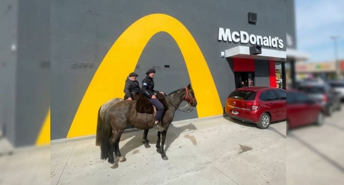 photoLos niños a caballo en el AutoMac, toda una rareza. Foto: redes&nbsp;