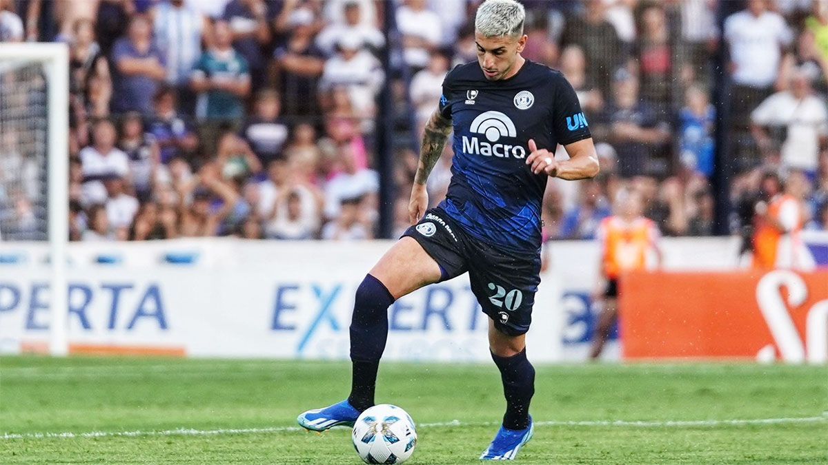 Juan Manuel Vázquez, de la Lepra, lleva la pelota. Juan Manuel Vázquez, de la Lepra, lleva la pelota.