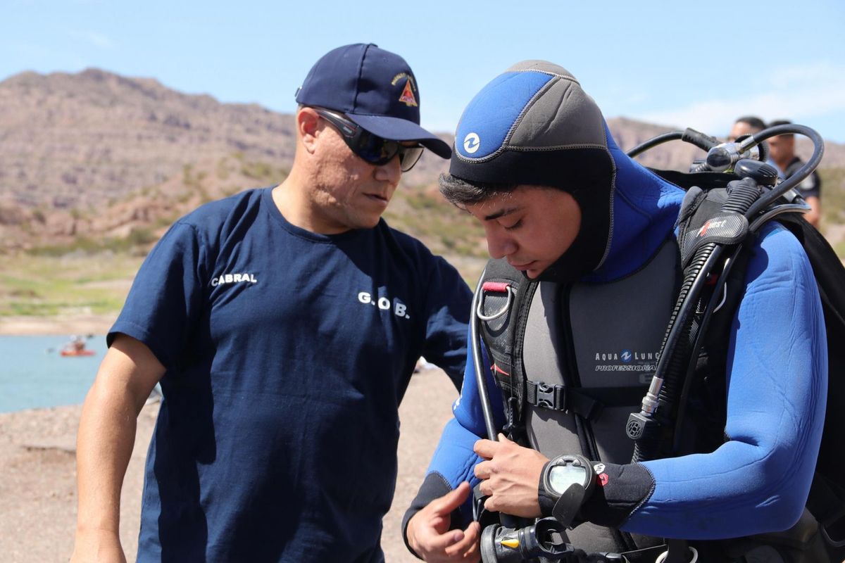 Bomberos especialistas en náutica buscan al joven en el Dique Potrerillos. Bomberos especialistas en náutica buscan al joven en el Dique Potrerillos.
