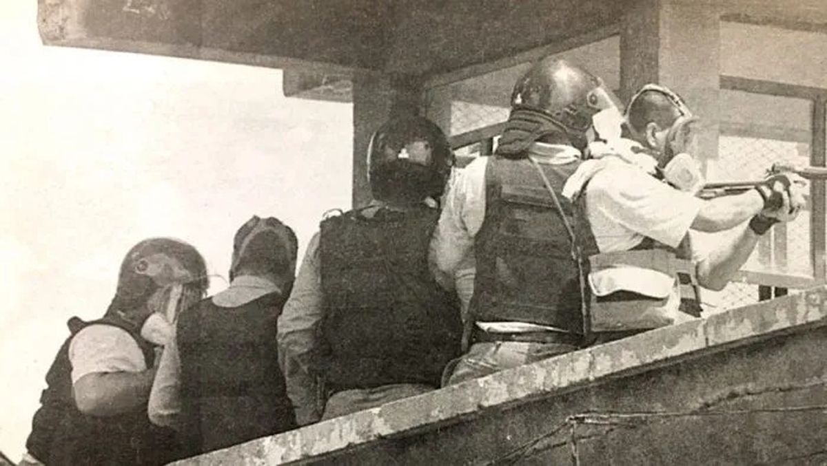 Personal de Seguridad en lo alto de la cárcel de Boulogne Sur Mer durante el motín vendimial. Personal de Seguridad en lo alto de la cárcel de Boulogne Sur Mer durante el motín vendimial.