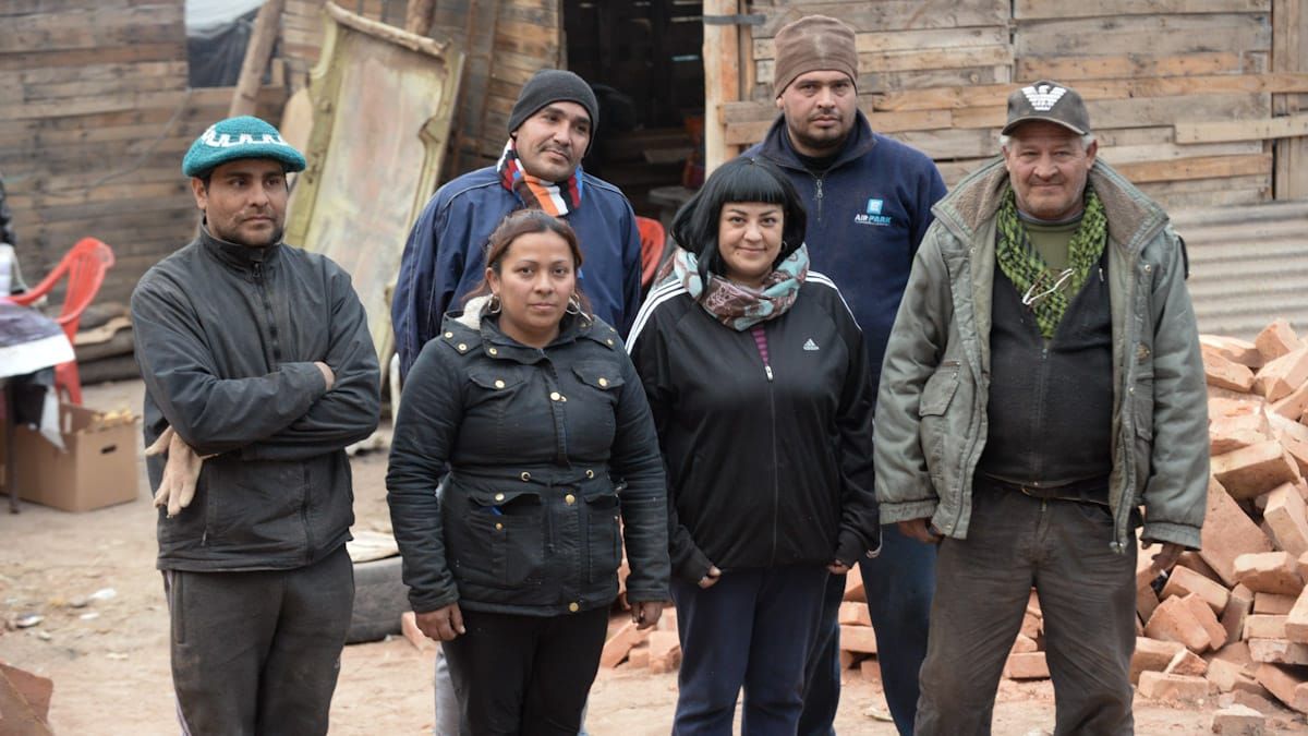 Los rostros de la solidaridad: Sebastián Fernández (izq.), Vanesa Carrizo, Valeria Flores y Pedro Ibarra. Atrás, Alejandro Paredes y Daniel García.
