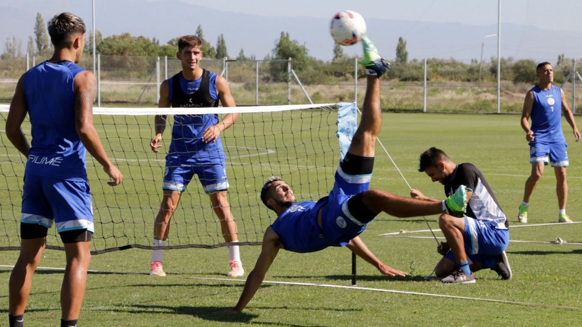 Una práctica de fútbol del Tomba, club que esta semana suspendió y apartó de su plantel a los futbolistas presos acusados de abuso sexual. Una práctica de fútbol del Tomba, club que esta semana suspendió y apartó de su plantel a los futbolistas presos acusados de abuso sexual.