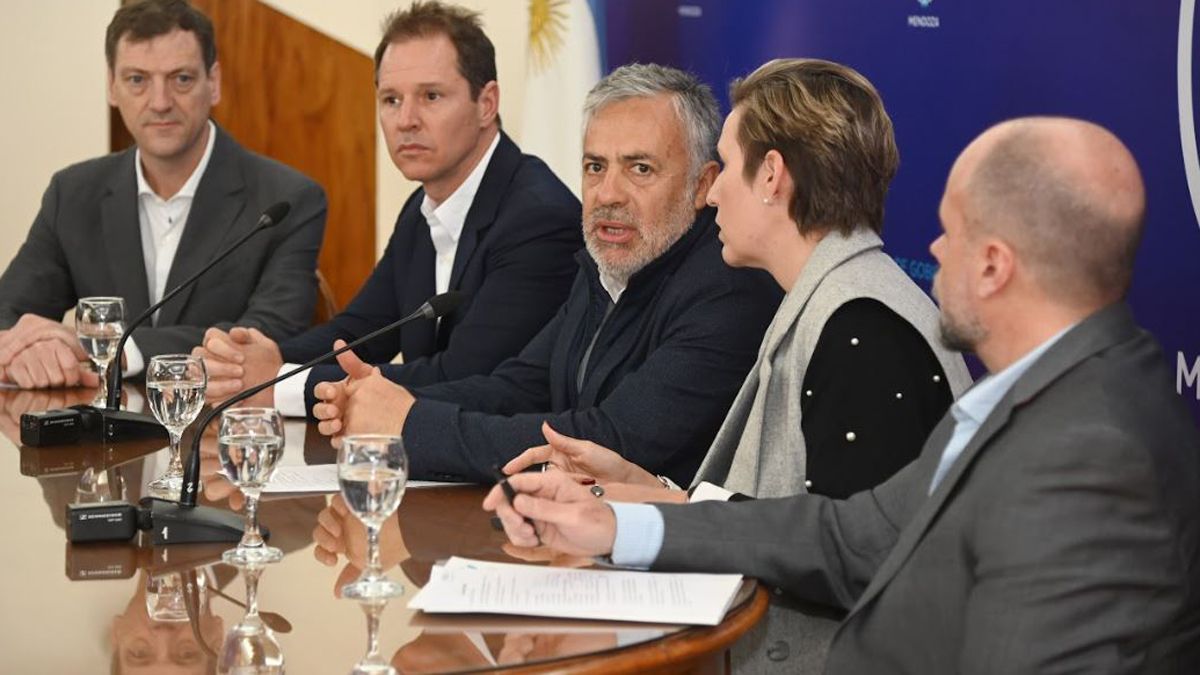 Alfredo Cornejo, Jimena Latorre y los empresarios de Geneia. Alfredo Cornejo, Jimena Latorre y los empresarios de Geneia.
