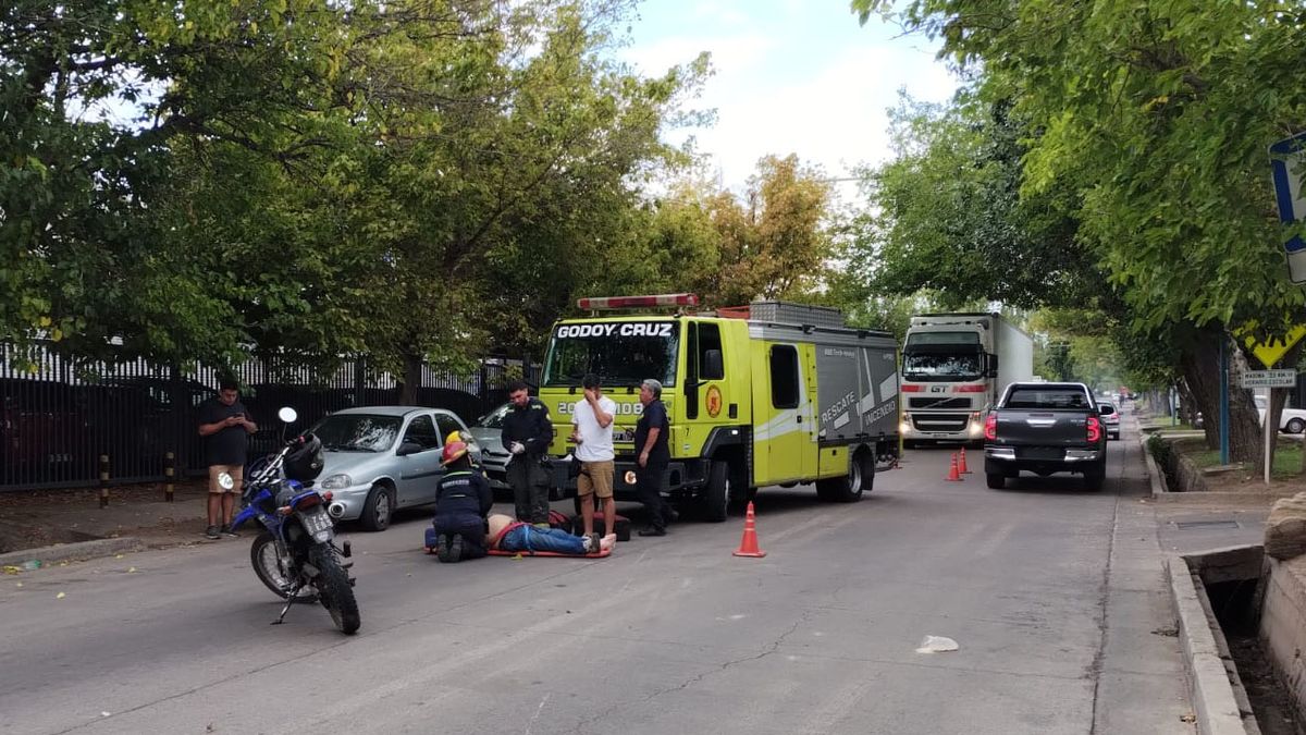 El cafetero fue asistido por personal de Bomberos Voluntarios de Godoy Cruz hasta que llegó una ambulancia donde lo trasladaron a un hospital. El cafetero fue asistido por personal de Bomberos Voluntarios de Godoy Cruz hasta que llegó una ambulancia donde lo trasladaron a un hospital.