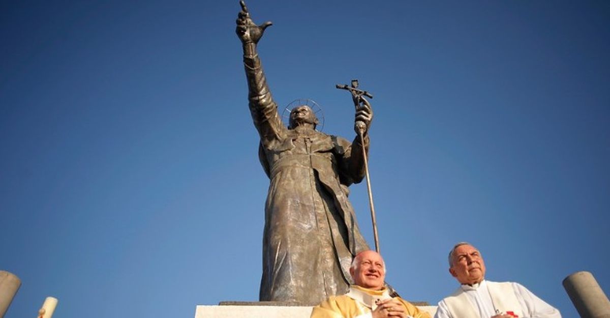 La estatua de Juan Pablo II de la polémica. La estatua de Juan Pablo II de la polémica.