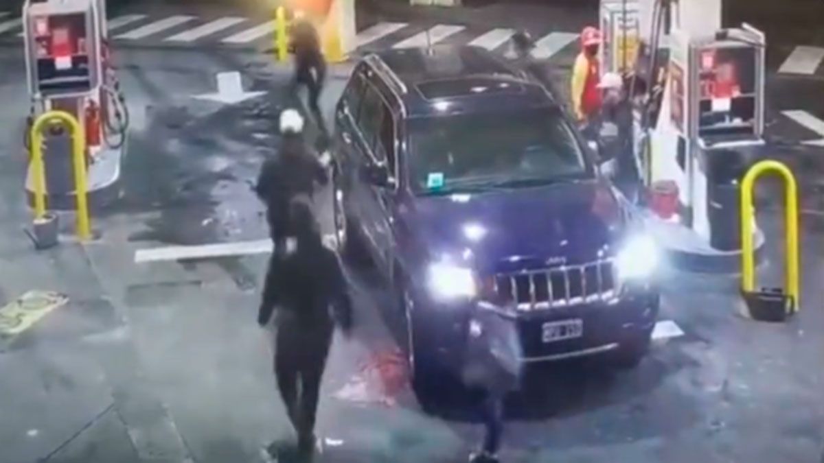 Los jovenes se llevaron la camioneta en dirección al sur, y subieron a la autopista 25 de Mayo.