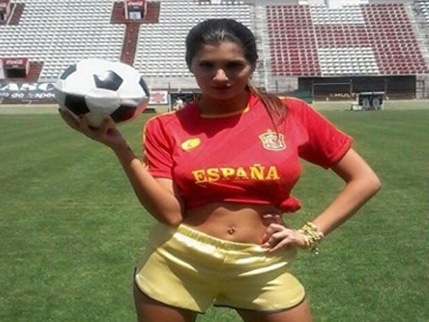 Topless infartante por las Rojas