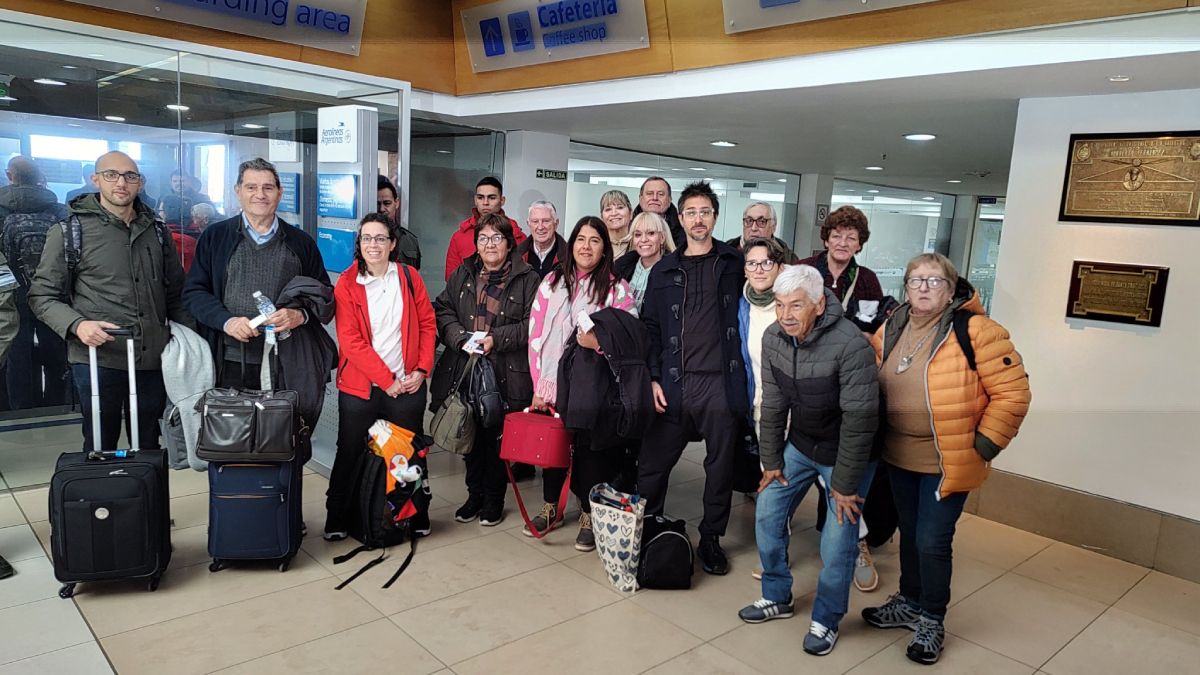 Los familiares de los gendarmes caídos en Malvinas se preparan para abordar el avión de Latam rumbo a las islas en el aeropuerto de Río Gallegos, donde llegaron en un vuelo especial de la Fuerza Aérea Argentina. Los familiares de los gendarmes caídos en Malvinas se preparan para abordar el avión de Latam rumbo a las islas en el aeropuerto de Río Gallegos, donde llegaron en un vuelo especial de la Fuerza Aérea Argentina.