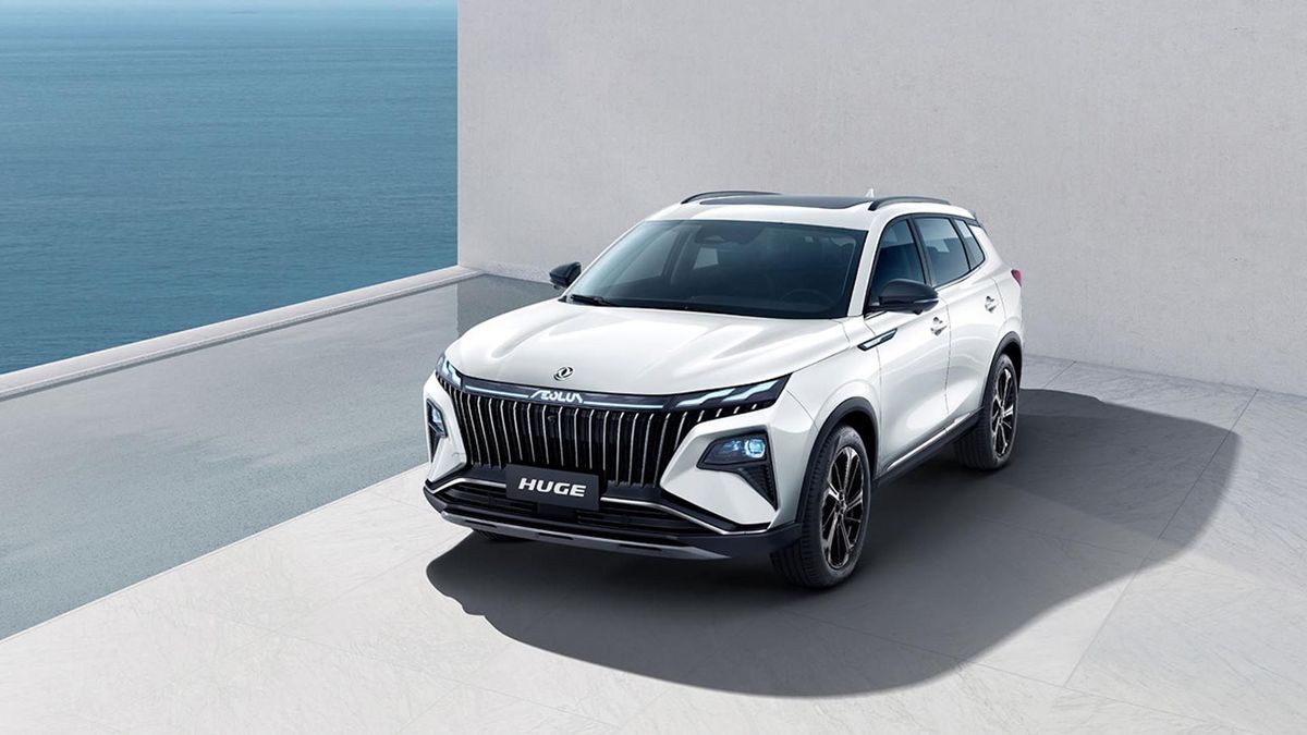El Dongfeng Huge presenta una est&eacute;tica robusta con una parrilla frontal de grandes dimensiones y tecnolog&iacute;a h&iacute;brida que eroga 242 CV para el mercado de Argentina.