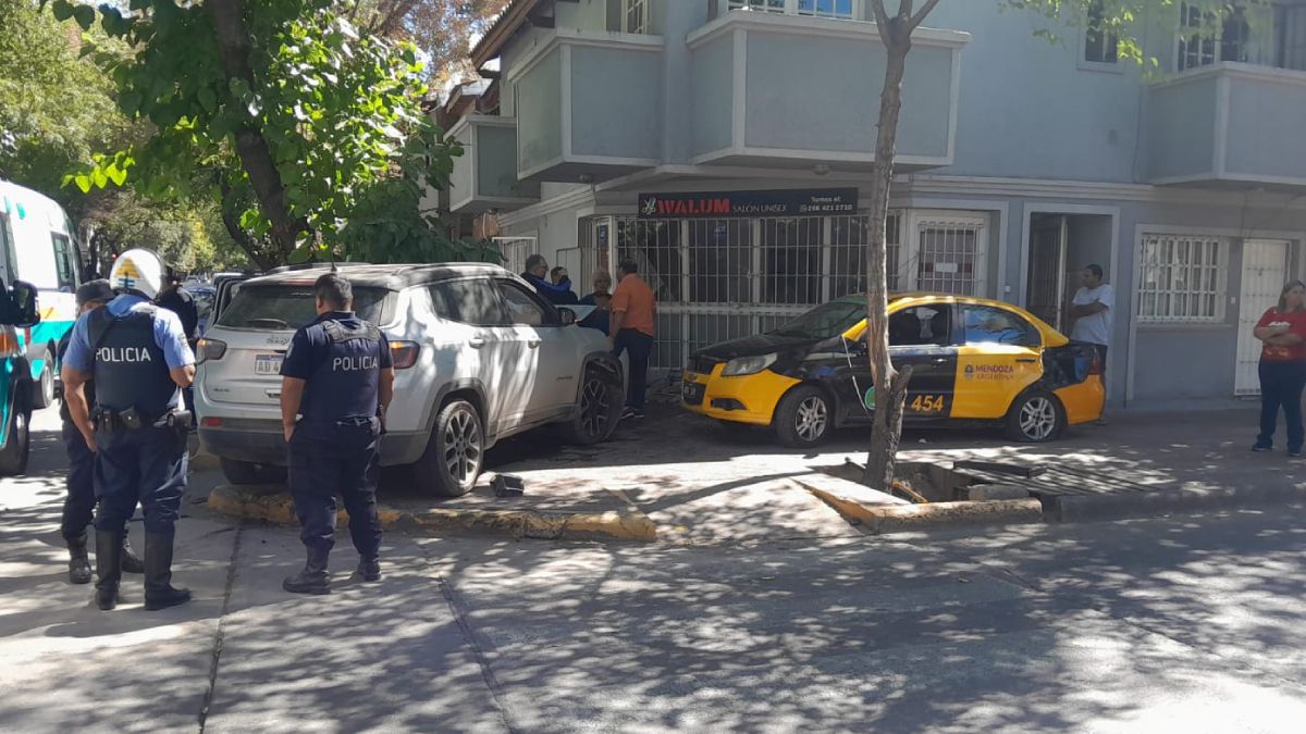 Dos vehículos terminaron en la vereda luego de chocar en la intersección de calles Salta y Jujuy.