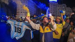 Los hinchas de Boca festejan la consagración en el Obelisco.