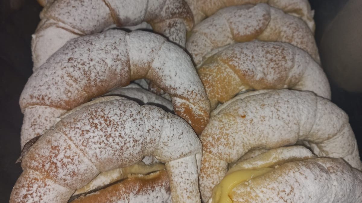 Medialunas riquísimas para calmar el apetito en medio de los trabajos del socavón. Medialunas riquísimas para calmar el apetito en medio de los trabajos del socavón.