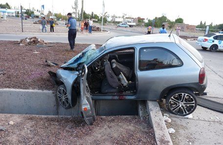 Cuatro personas resultaron heridas al volcar el auto en el que viajaban en Coquimbito