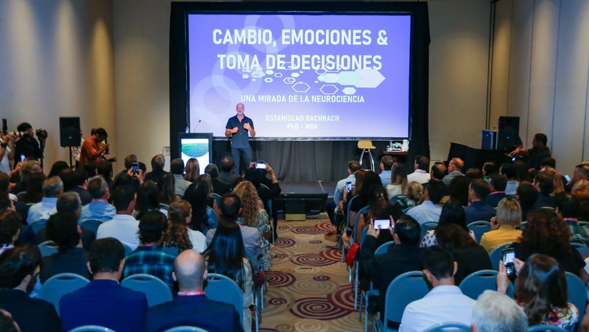 Cambio, emociones y toma de decisiones, una charla útil de Estanislao Bachrach para el empresariado mendocino. Cambio, emociones y toma de decisiones, una charla útil de Estanislao Bachrach para el empresariado mendocino.