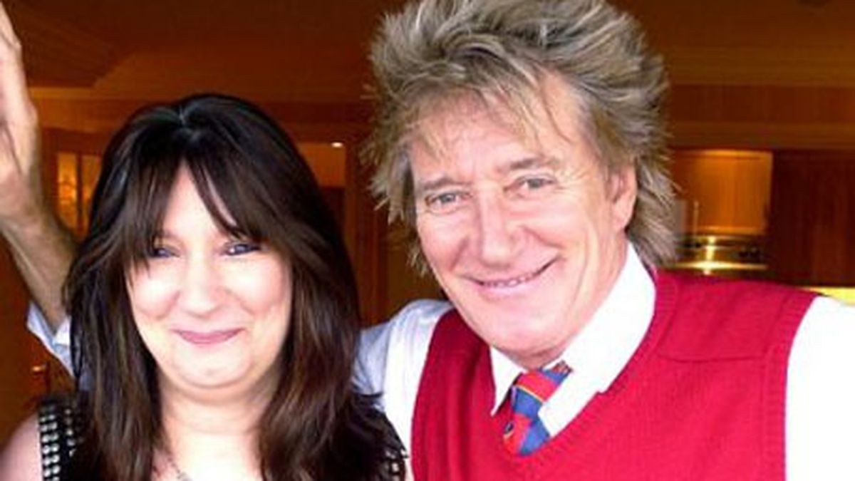 Rod Stewart reconoce a hija que dio en adopción hace 46 años