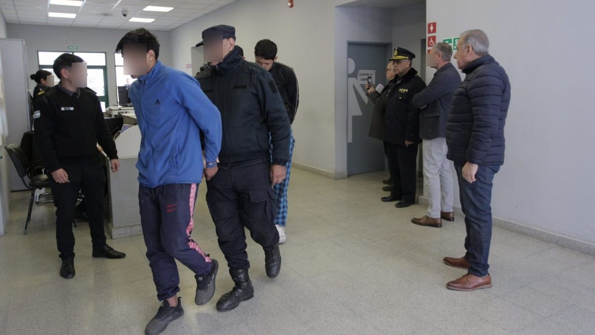 Levrino y Calipo al frente del traslado de los detenidos por el saqueo a la carnicería de Las Heras.