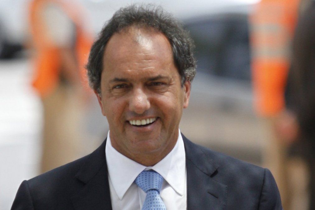 Denunciaron a Daniel Scioli por fraude en la obtención de su título