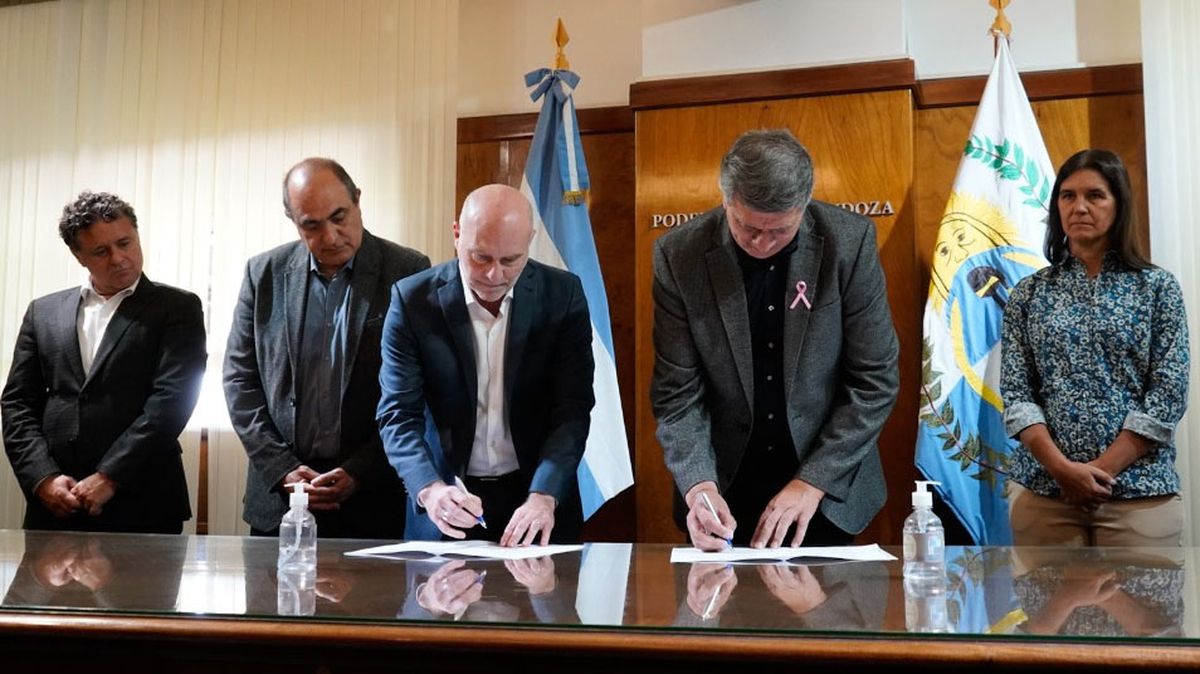Los integrantes de la Suprema Corte Omar Palermo, Mario Adaro, Dalmiro Garay y Teresa Day junto al intendente Daniel Orozco.