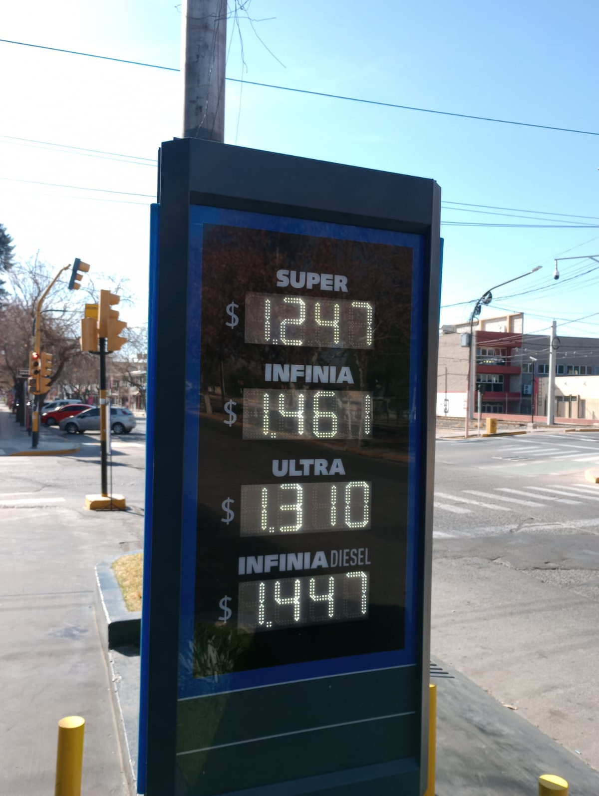 Estos eran los precios de los combustibles de YPF en algunas estaciones de Mendoza antes de aplicarse el descuento de $5. Estos eran los precios de los combustibles de YPF en algunas estaciones de Mendoza antes de aplicarse el descuento de $5.
