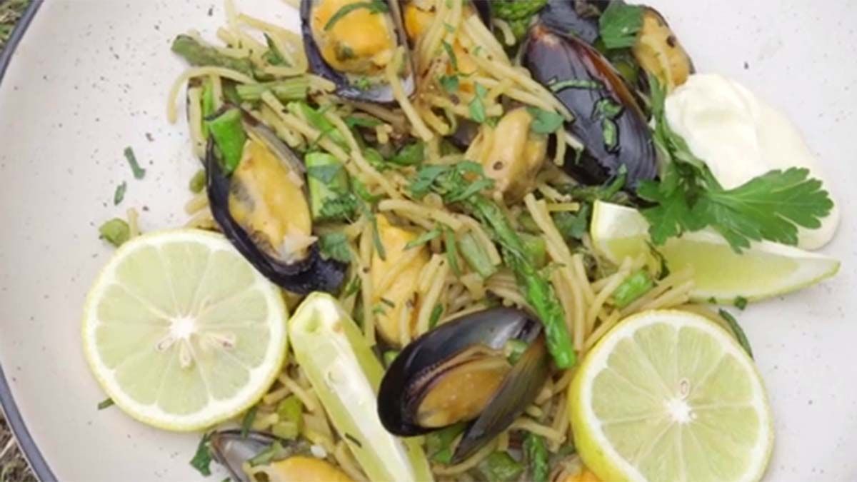 Receta: Fideua de mejillones y espárragos con alioli