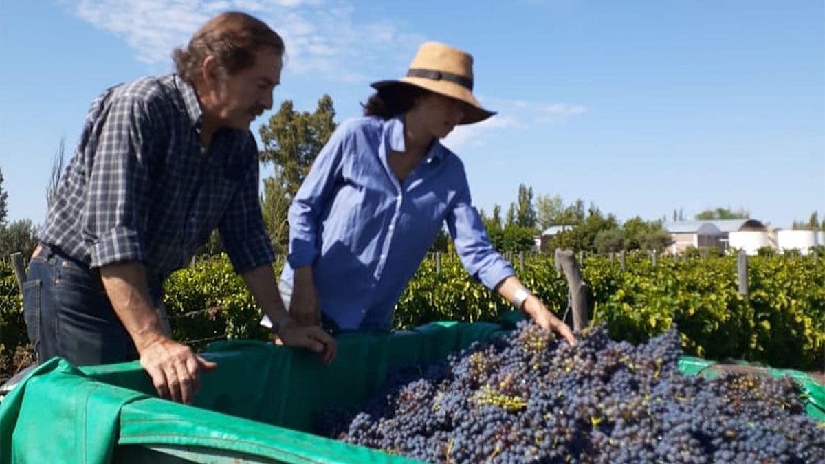 Marcos Niven en su finca de Junín. Él, de 72 años, hace rondines con su hijo Lucas para evitar más robos.