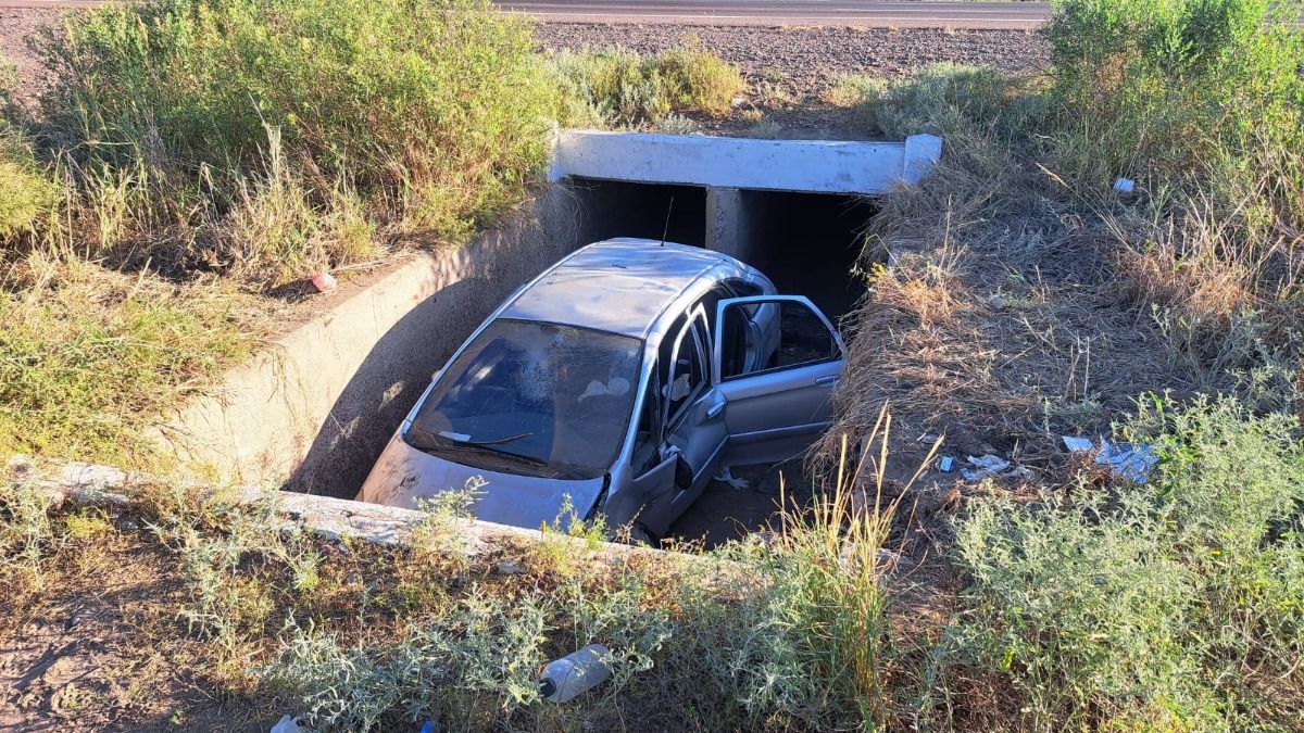 Otra imagen del auto que volcó y terminó en un canal de Ruta 7. Otra imagen del auto que volcó y terminó en un canal de Ruta 7.